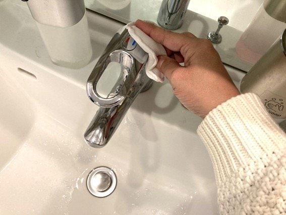 ブラジャーパッドで蛇口をふいている画像