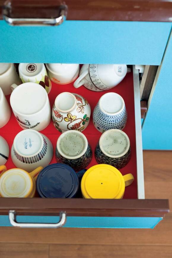 青い引き出しに食器