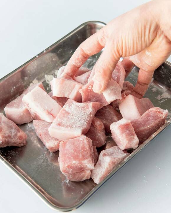 豚肉は小麦粉を薄くまぶす