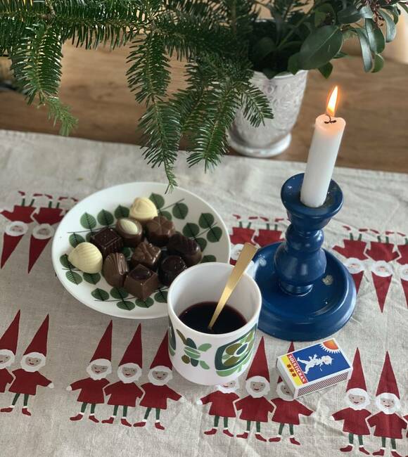 キャンドルとチョコレートとマグカップ