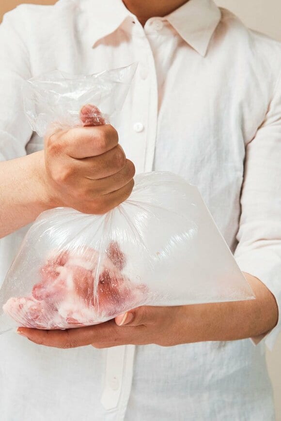 薄切り肉は並べて、表裏半量ずつ塩をふる