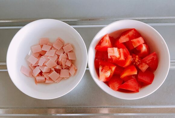 トマトはヘタを除き、2cm角に切る。スライスハムは1cm角に切る。
