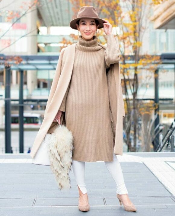 ベージュと白女性