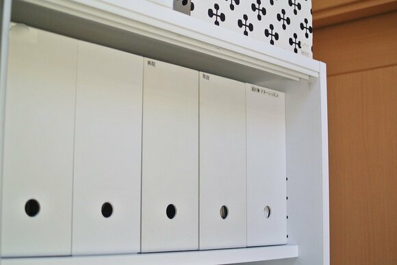 側面に指が入る穴