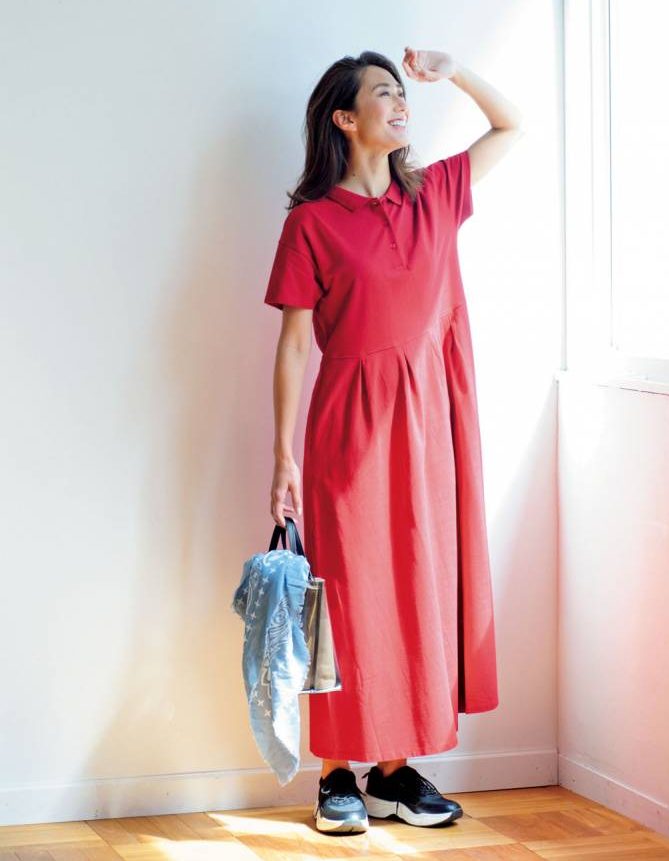 黒スニーカーを鮮やかな色のワンピースと合わせる