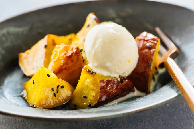 大学イモにバニラアイスをのせた画像