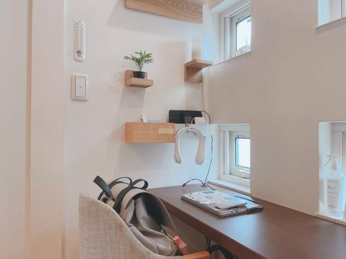 デスク壁に収納