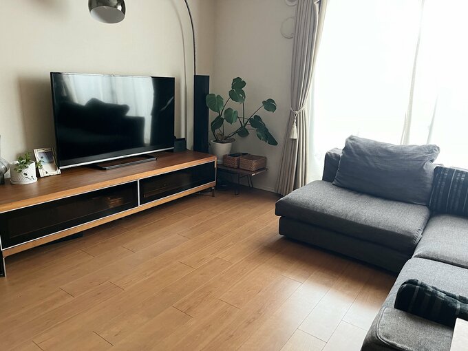 ラグのないリビング