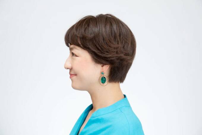 イヤリングショートヘア女性横