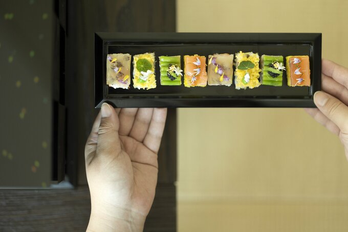 重箱のお皿を引き出すとかわいい押し寿司が！