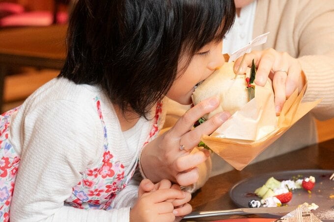 ハンバーガーを食べる子ども