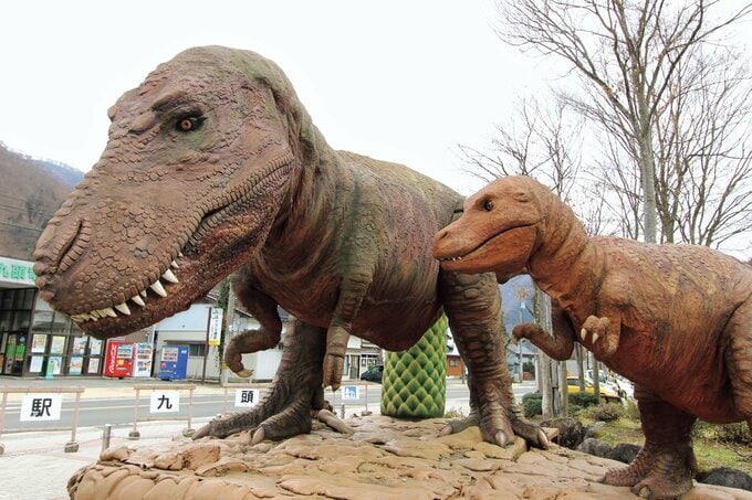駅前では迫力のあるティラノサウルスの親子がお出迎えしてくれる