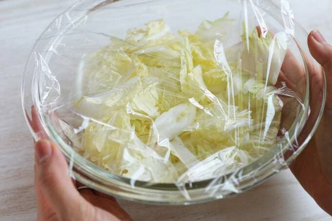 白菜が入っているボウルにラップ
