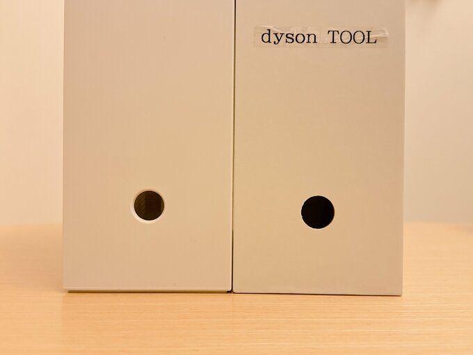 ポリプロピレン製と硬質紙の穴の大きさ比べ