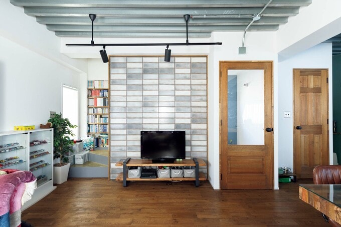 テレビ背面の壁のタイル