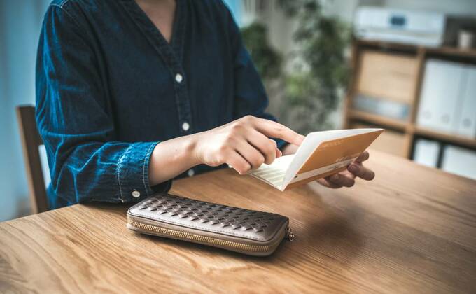 通帳をチェックする人