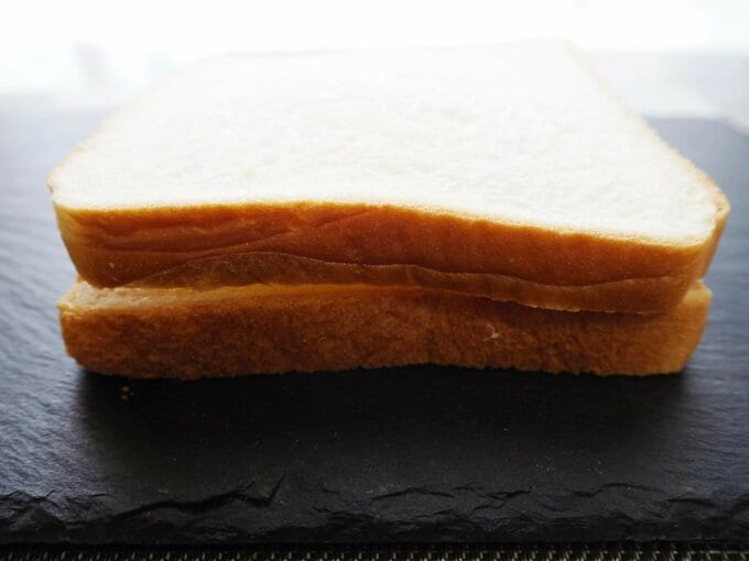 食パンをはさむ