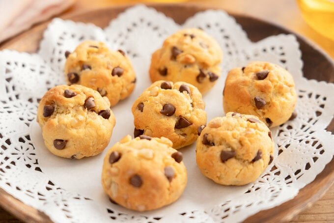 冷ましているチョコチップクッキー