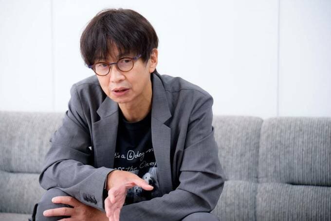 手を前に出す男性