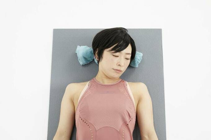 頭の後ろにローラー左下向き