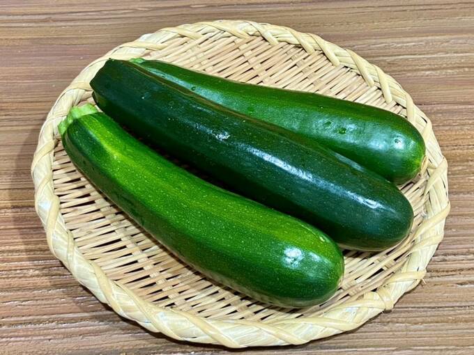 ザルにズッキーニ