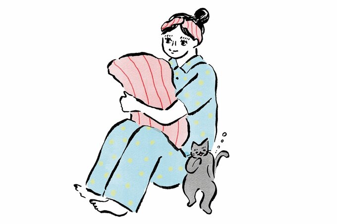 枕を抱えて座るパジャマ姿の女性と、寄り添う猫のイラスト