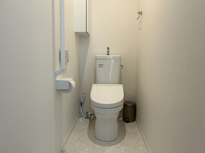2階の手洗いタンク付きトイレ