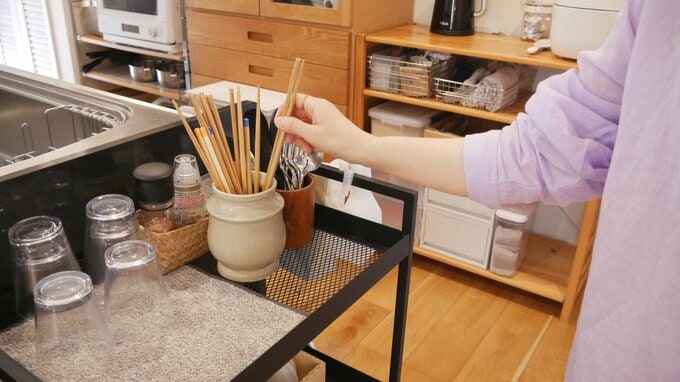 みちさんが箸をワゴンにしまう様子