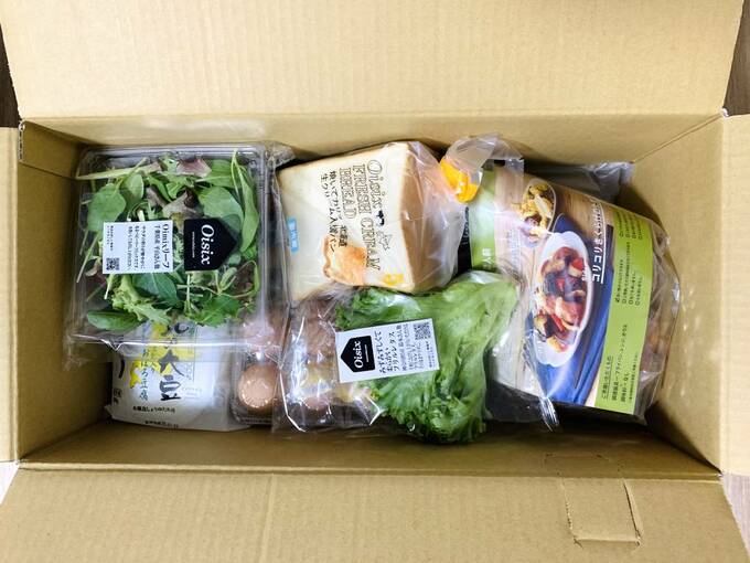 段ボールに野菜など