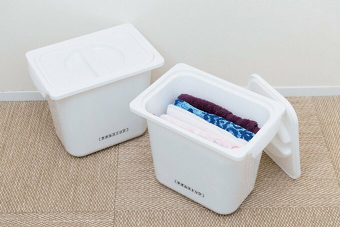 よく使うタオルだけオープン棚に。残りはボックスに入れて棚上へ