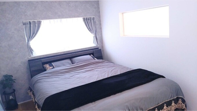 主寝室から見た室内窓