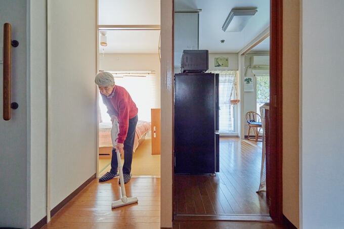 掃除をする小笠原さん