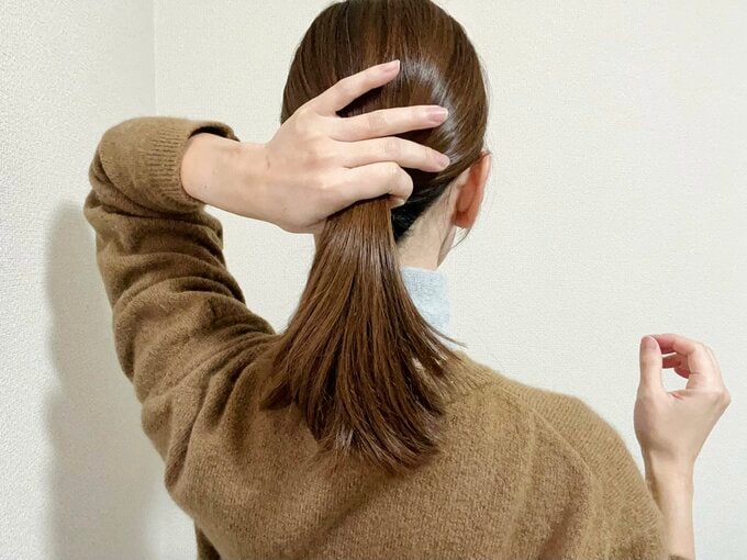 片手で毛束を持つ