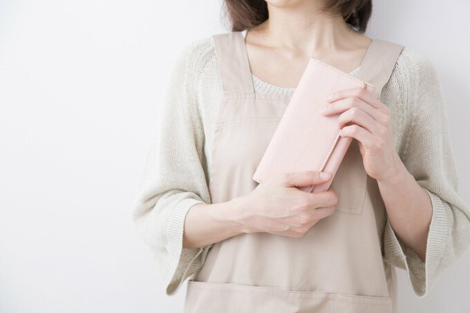財布をもつ女性