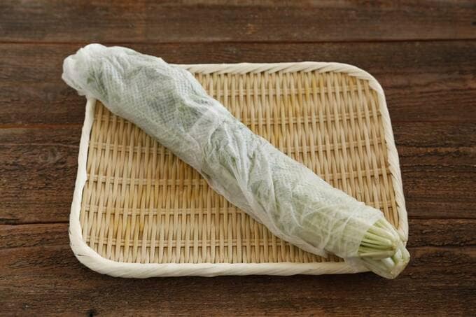 濡らしたキッチンペーパーで包んだミズナ