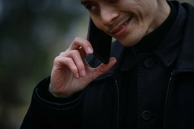 電話をする様子