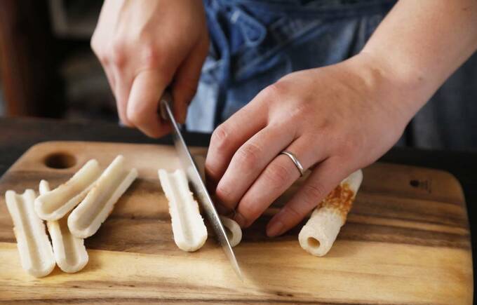 ちくわは縦半分に切る