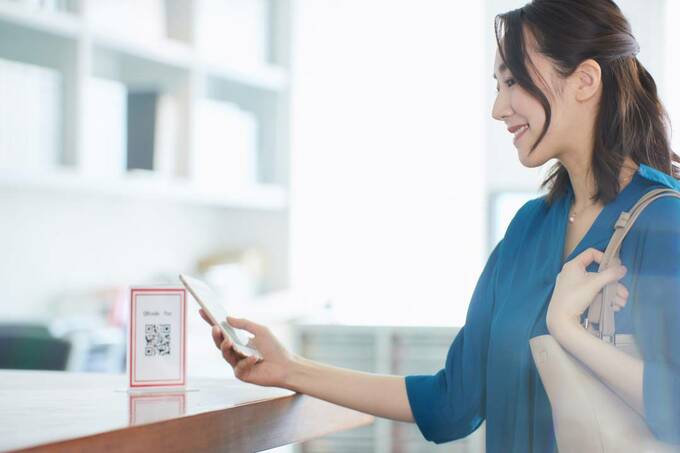 スマホをかざす女性