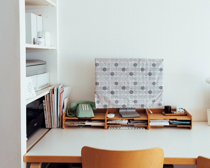 机の上にパソコン