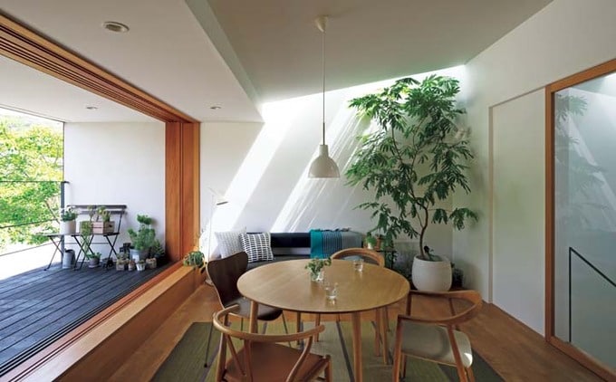 広いテラスに隣接したダイニング