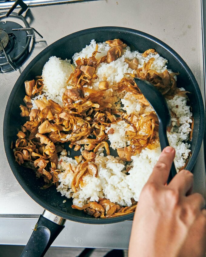 フライパンご飯に鶏混ぜる