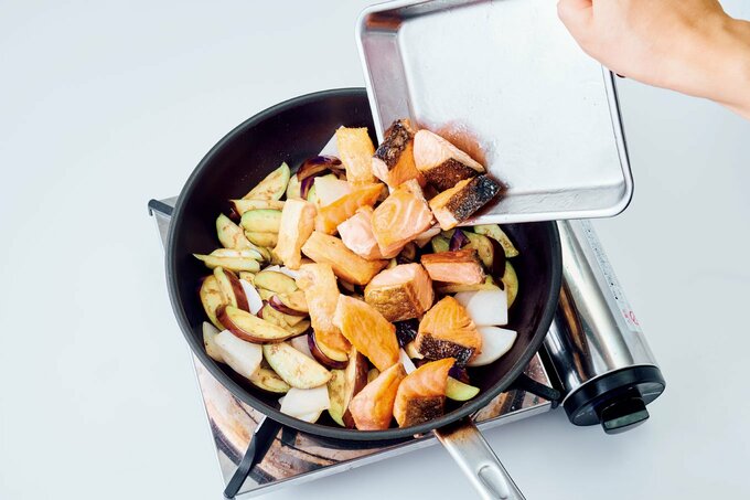 フライパンにサーモン