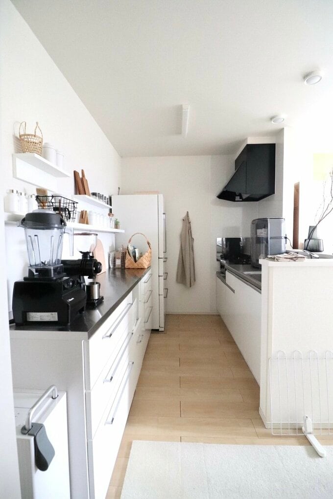 対面式キッチンと背面の収納