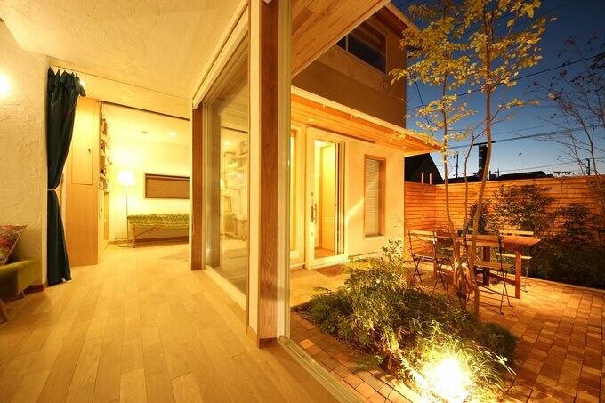 L型やコの字型の建物で庭を囲い込む間取り