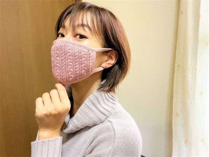ピンクのニットマスクをつけて触る女性