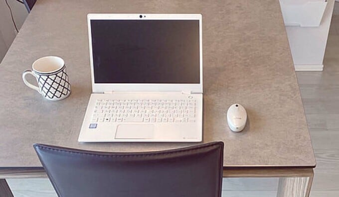 ダイニングテーブルとパソコン