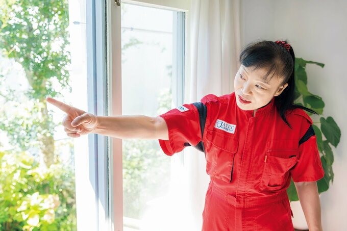 窓をチェックする新津さん