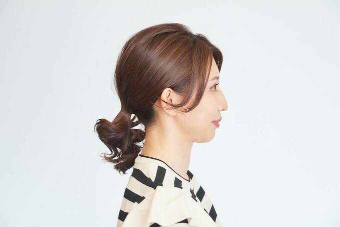 髪を結んでいる女性