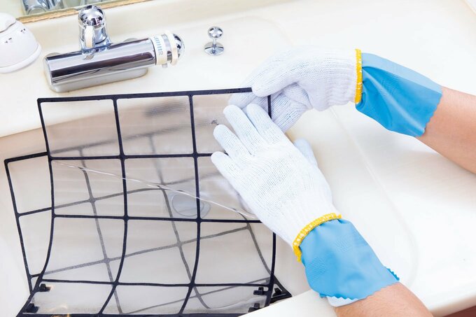 軍手でエアコンフィルター掃除