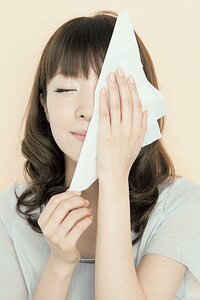 余分な水滴をティッシュで優しく押さえる